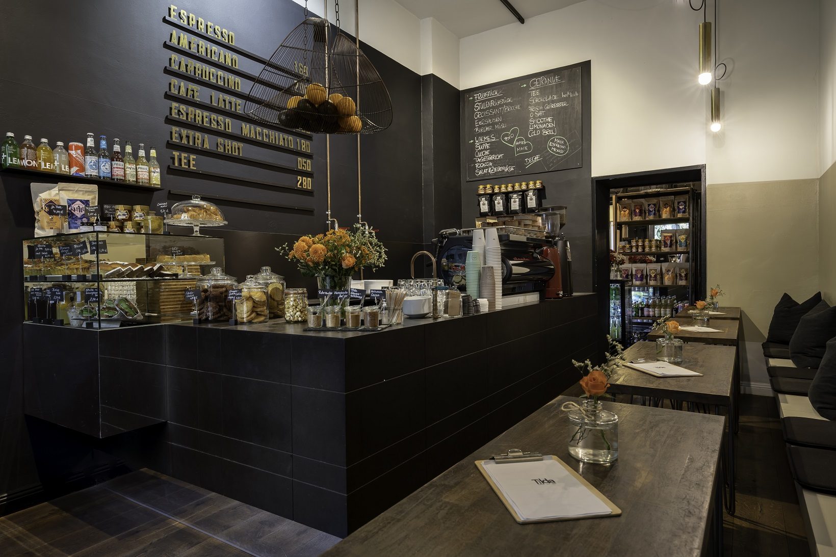 Tresen und Sitzbereich im Tilda Café